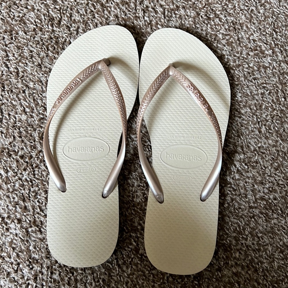 Havaiavans Gold Flip Flops Size 9/10